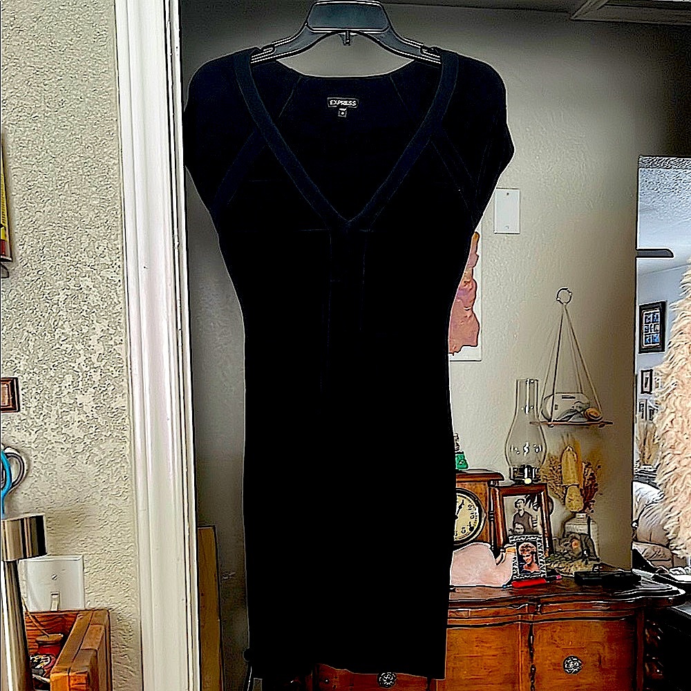 QUALITY Black fitted complimenting dress. Not too short sz1-3. date night!!!!!
